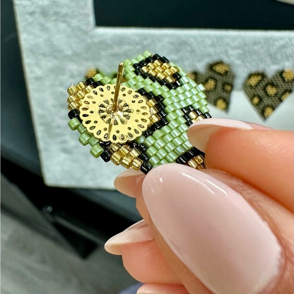 NWT Soft Green Medium Studs Beaded Heart Studs Wholesale Earrings - Picture 3 of 5